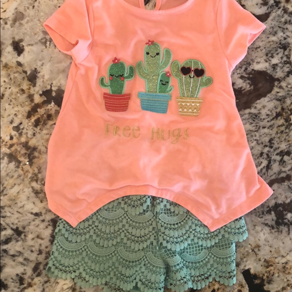 Girls “Free Hugs” Cactus top w/lace shorts